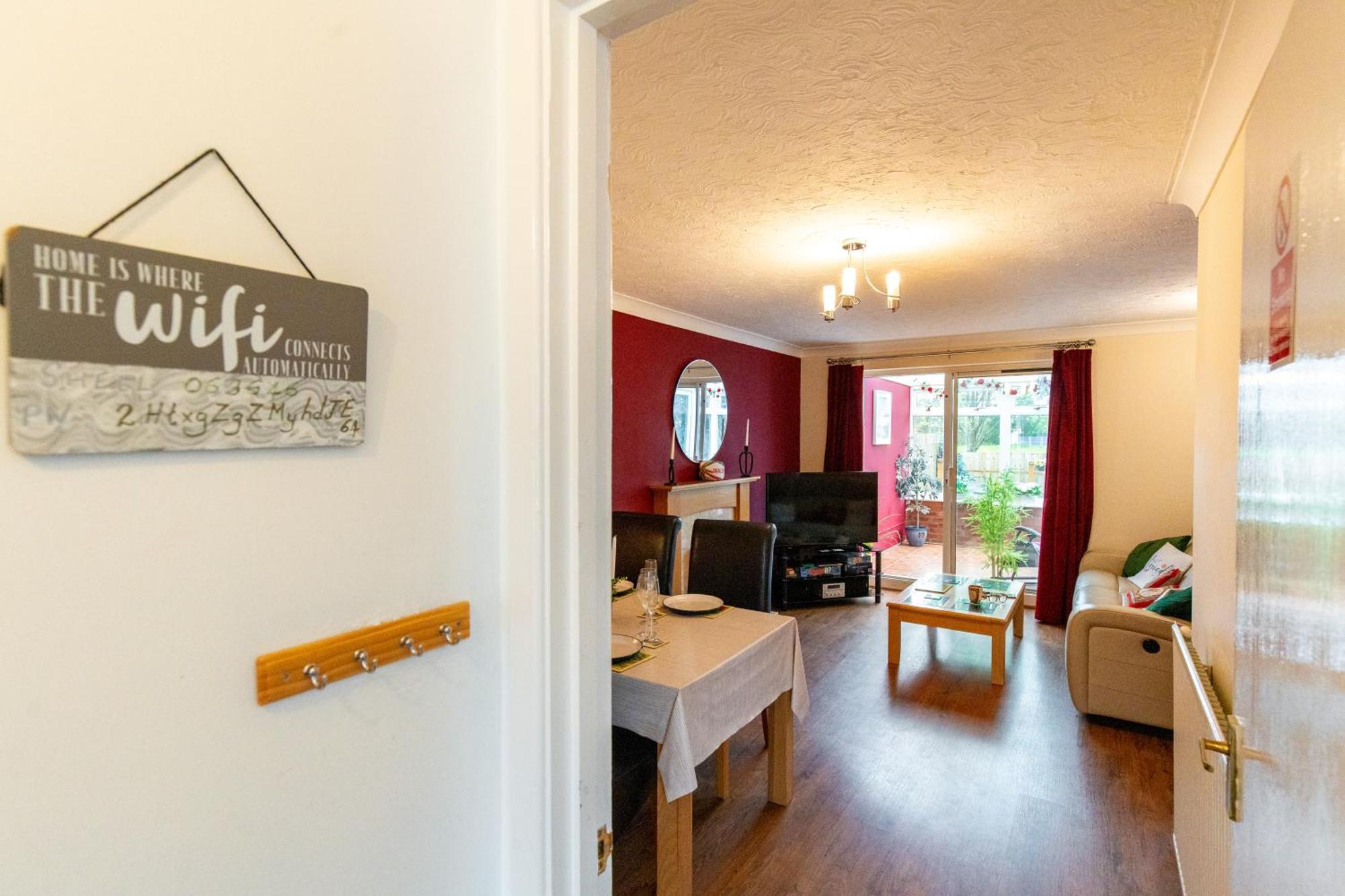 Comfortable And Spacious Superb Holiday Home In Llanelli, Dog Friendly 外观 照片